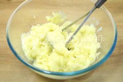 Przenieś картофель в миску, добавить сливочное масло и немного посолить. Хорошо размять толкушкой. Отсудить картофельное пюре.