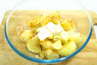 Udostępnij горячий картофель в миску, добавить паприку и масло. Хорошо размять в пюре.