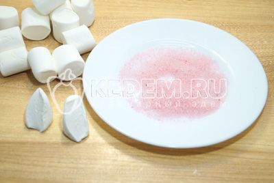 Marshmallows разрезать на половинки и обмакнуть в розовый сахар.