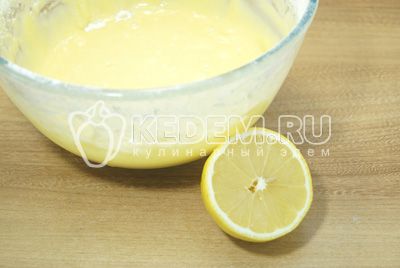Legg лимонный сок ( 1 чайную ложку). Хорошо перемешать тесто.