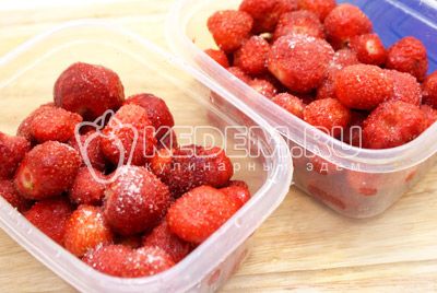 oversleeping ягод сахаром нужно для того чтобы ягоды в замороженном состоянии не слиплись. 