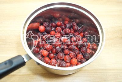 În сотейник выложить ягоды клюквы.