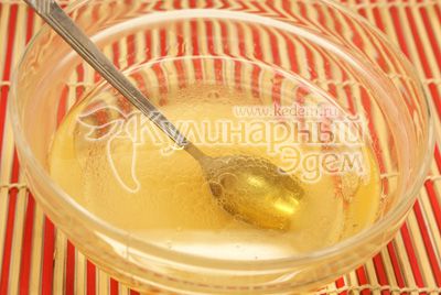In der миску налить стакан теплой воды, добавить мед и сахар. Мешать до полного растворения. Добавить растительное масло. Хорошо перемешать