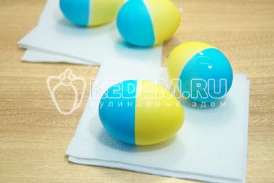Barva вторую половину яйца в синем красителе и хорошо просушить.