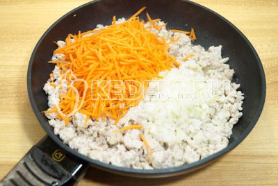 Prześlij мелко нашинкованный лук и тертую морковь, готовить еще 3-5 минут.