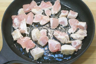 Kuře филе нарезать небольшими кусочками и обжарить на сковороде с растительным маслом