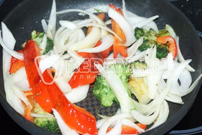 Zelenina крупно порезать и обжарить на растительном масле с солью и перцем