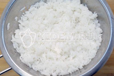 Für гарнира отварить рис до готовности без соли
