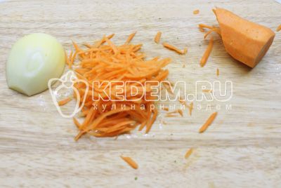 Tschüss картофель с курицей варится, почистить лук и морковь, морковь натереть на крупной терке, лук мелко порезать