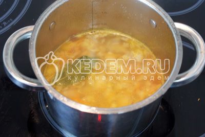 Prześlij в суп. Посолить и поперчить по вкусу, варить ещё 5-10 минут. Проверить готов ли картофель. 