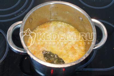 Schnell мешая суп ложкой в центре, тонкой струйкой влить яйца