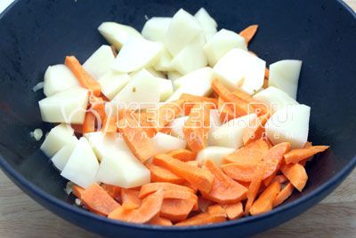 Upload кубиками нарезанный картофель и соломкой нарезанную морковь, залить 1/2 часть бульона и тушить на среднем огне 5-7 минут