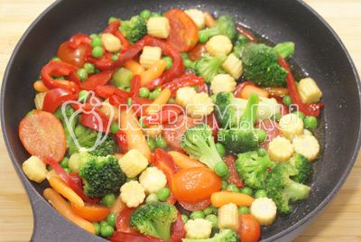 Sdílet на сковороду с небольшим количеством растительного масла и обжаривать 3-5 минут, встряхивая сковороду. Немного посыпать натуральной приправой Vegeta Natur