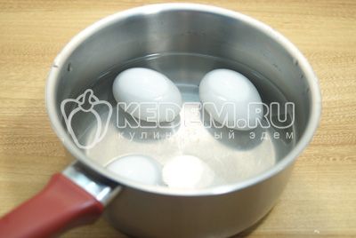 egg отварить до готовности, остудить и очистить.