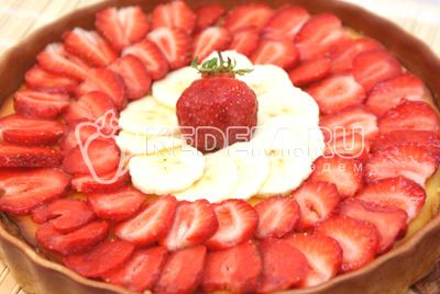 jordbær и банан тонко нарезать и выложить сверху тонким слоем