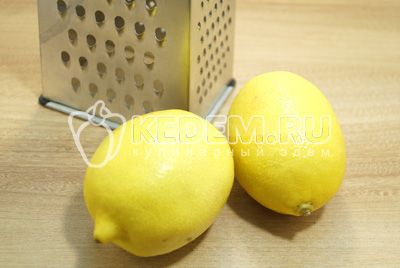 Usuń цедру с лимонов при помощи мелкой терки.