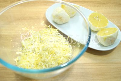 Udostępnij цедру в миску и добавить сок лимонов. Хорошо перемять цедру с соком.