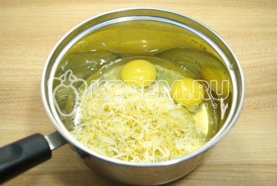 Udostępnij в сотейник и добавить яйца.