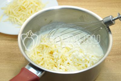 Nahrát сыр в сотейник и перемешать. Посолить по вкусу.