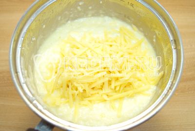 Nahrát тертый сыр и томить на медленном огне еще 3-5 минут. Посолить по вкусу.
