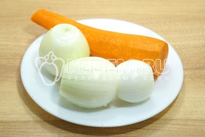 cepe и морковь очистить, лук нарезать полукольцами, морковь натереть на терке.