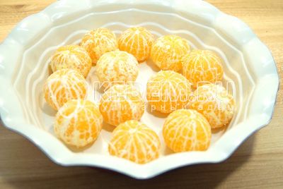 mandarine вымыть и очистить. Выложить в глубокое блюдо и каждый проткнуть зубочисткой по 5-7 раз в разных местах.