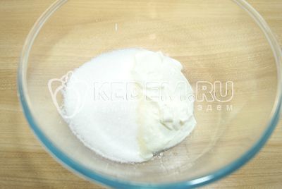Creme de leite смешать с сахаром в миске.