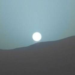 Mars rover Curiosity снял закат Солнца, из-за которого Марс становится темно-синим