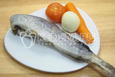 Fisch очистить, овощи вымыть и очистить.