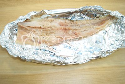 Teilen рыбную половинку на форму из фольги (просто сверните фольгу в два слоя и сожмите края, делая форму тарелки по размеру рыбы).