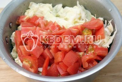 Nahrát нашинкованную капусту и кубиками порезанные помидоры. Добавить еще 200 г воды и тушить на медленном огне 15 минут под крышкой
