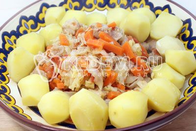 Sdílet в середину глубокого блюда мясо с овощами, при помощи шумовки, а по краям картофель. Полить бульоном от мяса