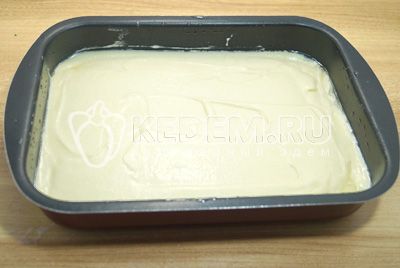 Sdílet тесто в форму смазанную растительным маслом.