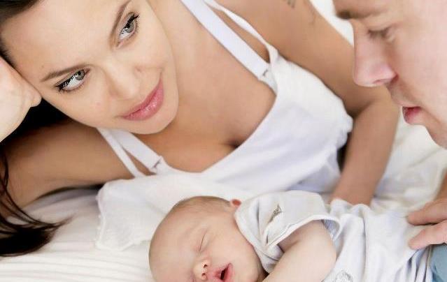 Nová prsa Angeliny Jolie a další zajímavé fakty o ženském prsu