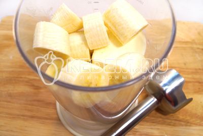 fold в чашу блендера и взбить мороженое с бананами.