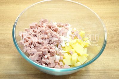 kotelett мелкими кубиками в миску, картошку, яйца и колбасу.