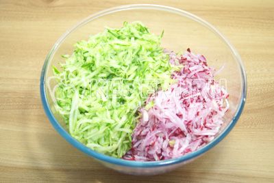 Mixujte в миске тертые овощи.