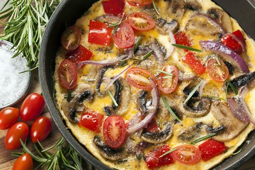 Omelett с грибами и помидорами