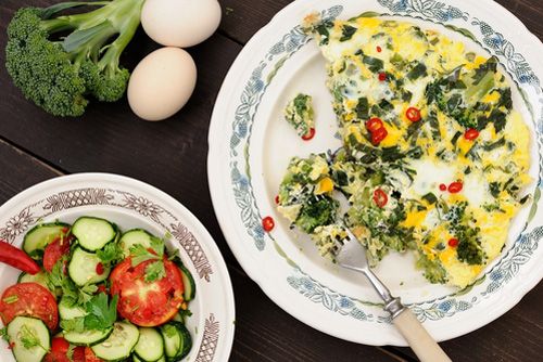 Omelett с овощами на сковороде