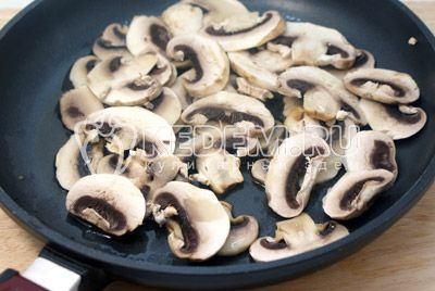 Cogumelos порезать ломтиками и обжарить на растительном масле 2-3 минуты