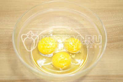 egg взбить в миске и посолить.