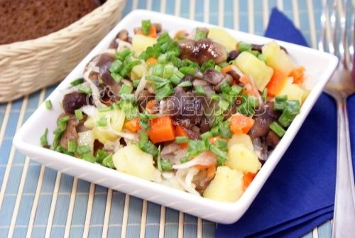 Salat с маринованными опятами