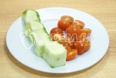 Pepino придать квадратную форму(срезать кожуру) и нарезать кусочками, помидоры нарезать половинками.