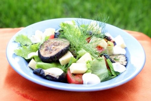Zelenina салат с печеными баклажанами