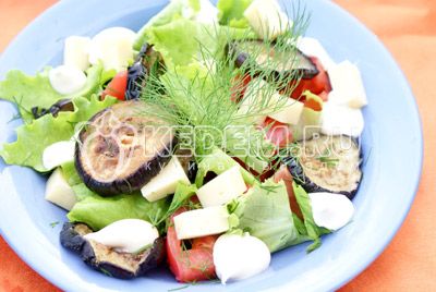 Zelenina салат с печеными баклажанами