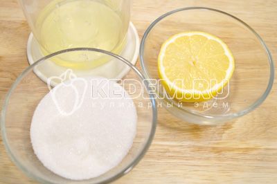 Pro крема взбить в густую пену яичные белки с сахаром и 1/2 сока лимона
