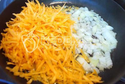 På сковороде с растительным маслом обжарить нарезанный лук и тертую морковь 2-3 минуты.