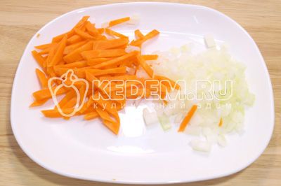cepe мелко нашинковать, морковь нарезать соломкой