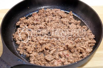 Carne tocată обжарить на сковороде с растительным маслом 2-3 минуты