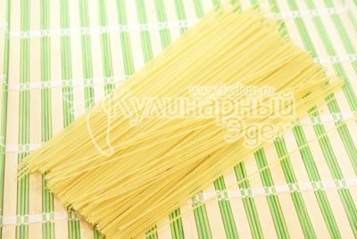 Špagety отварить в подсоленной воде до готовности